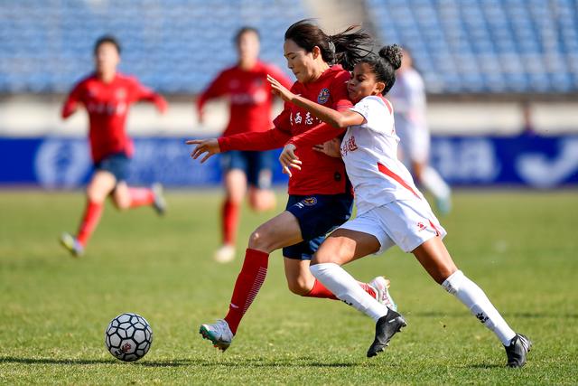女子足球比赛中,中国队惊艳亮相 女子足球比赛中,中国队惊艳亮相